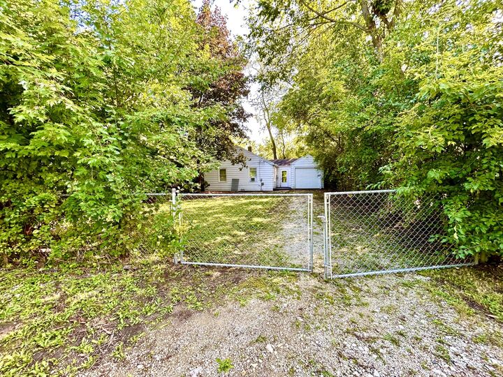 Property Photo:  905 Rockland Road  IL 60044 