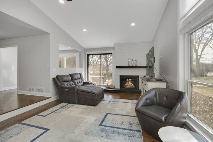 Property Photo: 706 Waukegan Road 4 IL 60025