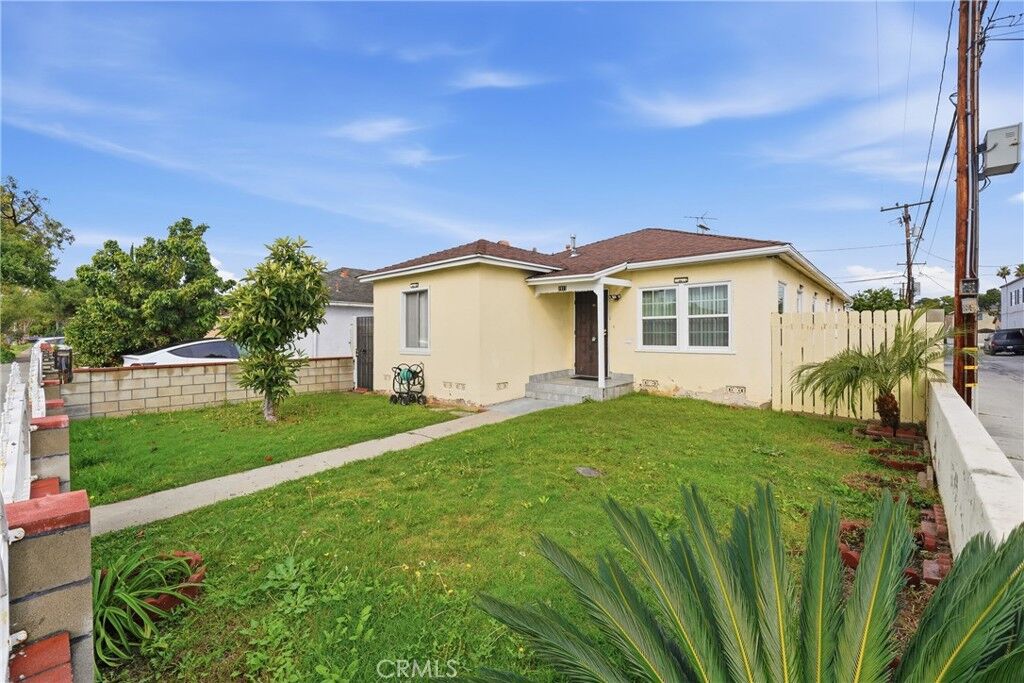 Property Photo:  1917 E Harding  CA 90805 