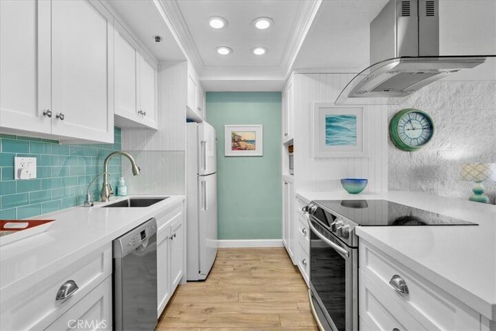 Property Photo:  615 Esplanade 504  CA 90277 