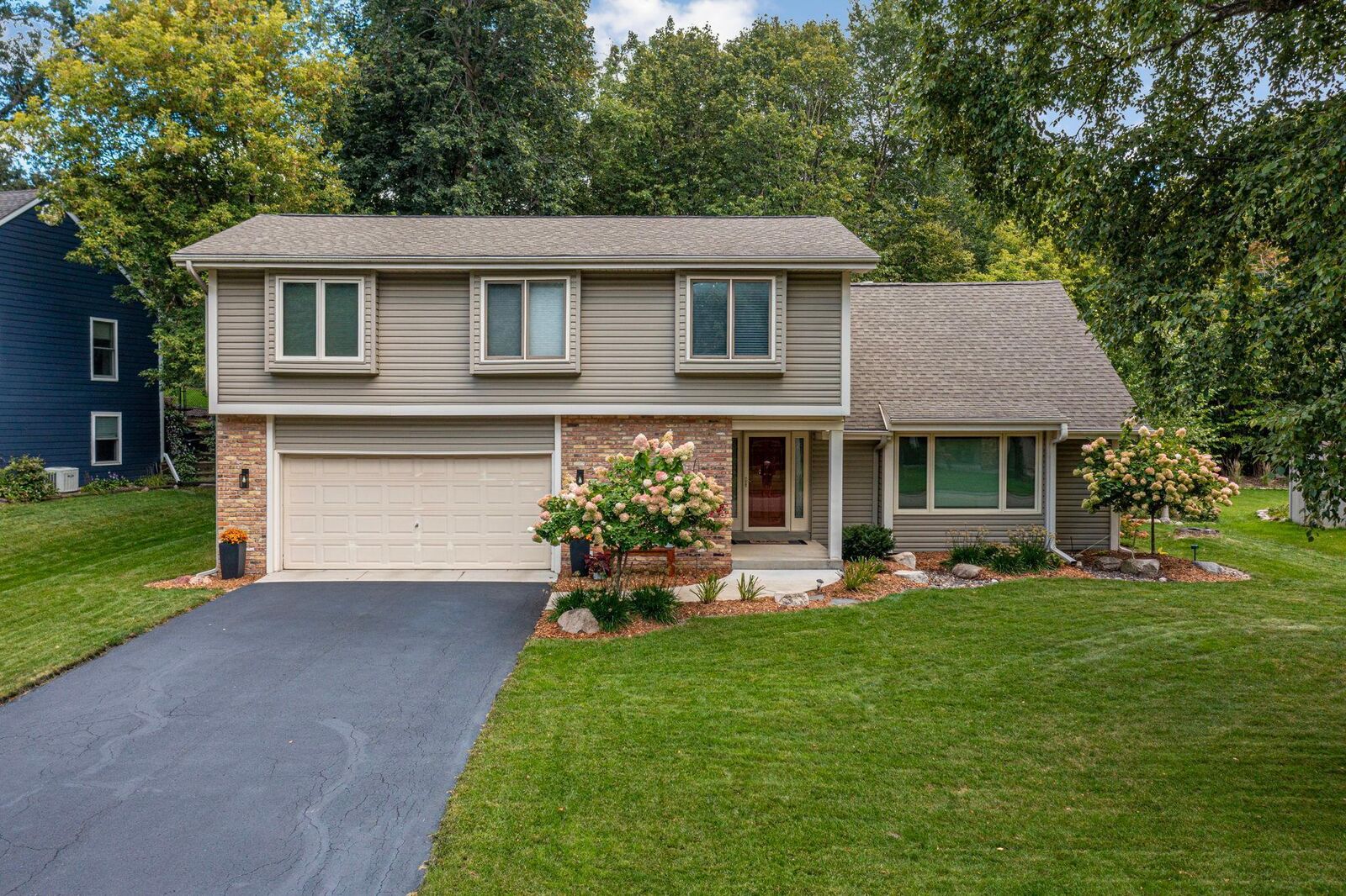 Property Photo:  2920 Xanthus Lane N  MN 55447 