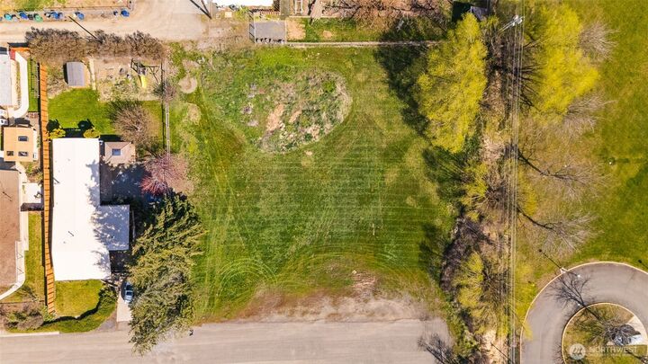 Property Photo: 1 E 2nd Avenue WA 98926