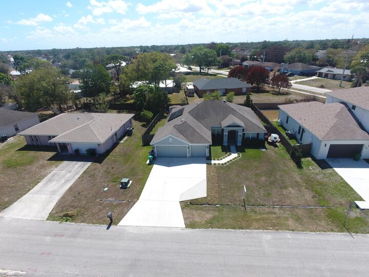 Property Photo: 294 SW Statler Avenue FL 34984