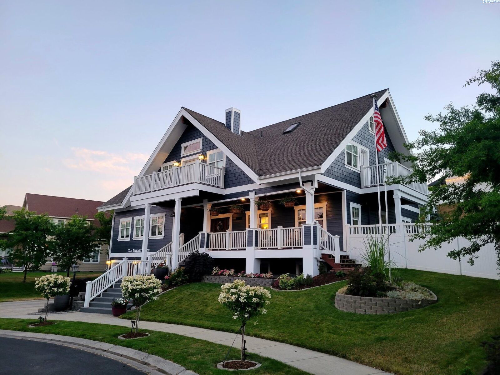 Property Photo:  1027 SW Ryan Ct  WA 99163 