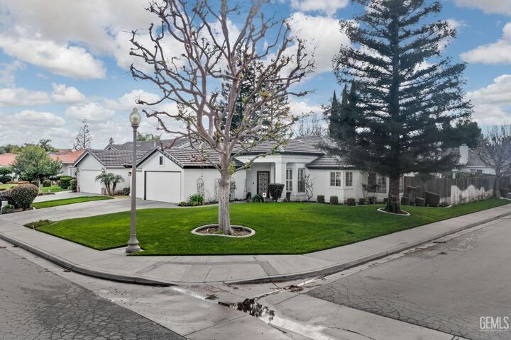 Property Photo: 10417 Dorchester Street CA 93311