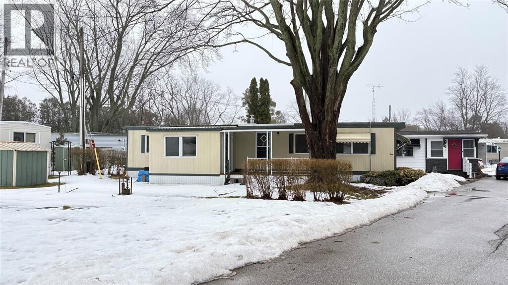 Photo de la propriété:  1940 London Line 5  ON N7W 1B3 