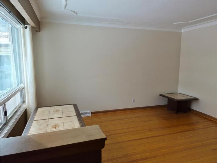 Property Photo:  807 Madeline Street  MB R2J 1P3 