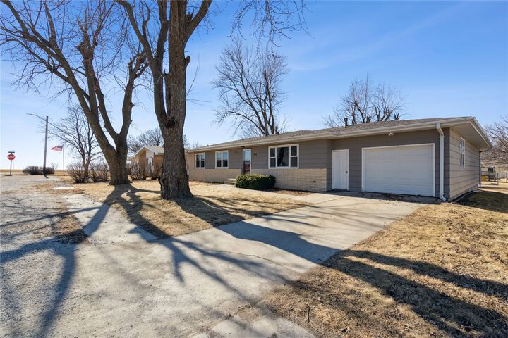 Property Photo:  808 Walnut Avenue  IA 50276 