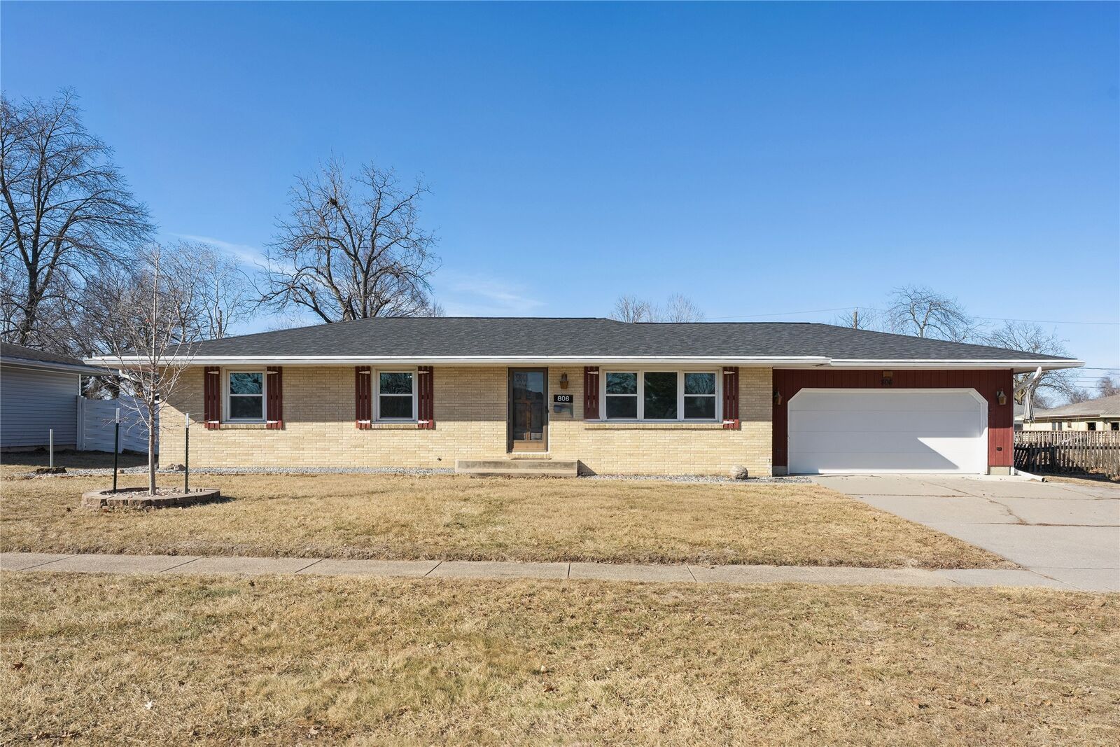 Property Photo:  806 SE Bel Aire Road  IA 50021 