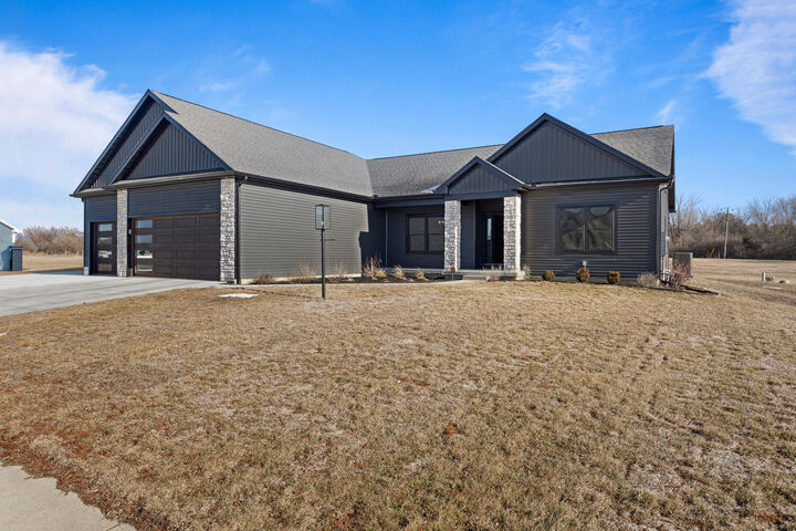 Property Photo: 606 N Beacon Hill Circle IL 61802