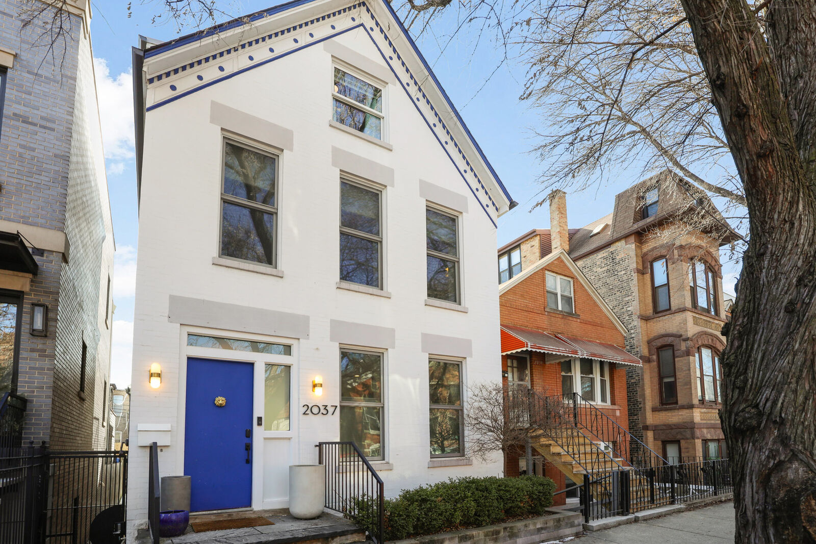 Property Photo:  2037 W McLean Avenue  IL 60647 