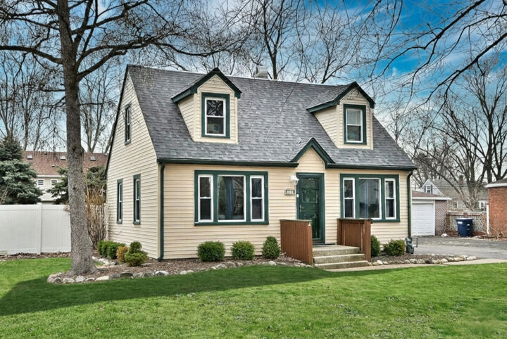 Property Photo:  371 E Dickens Avenue  IL 60164 