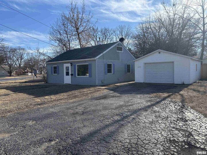 Property Photo:  1433 N 5th Street  IL 61523 