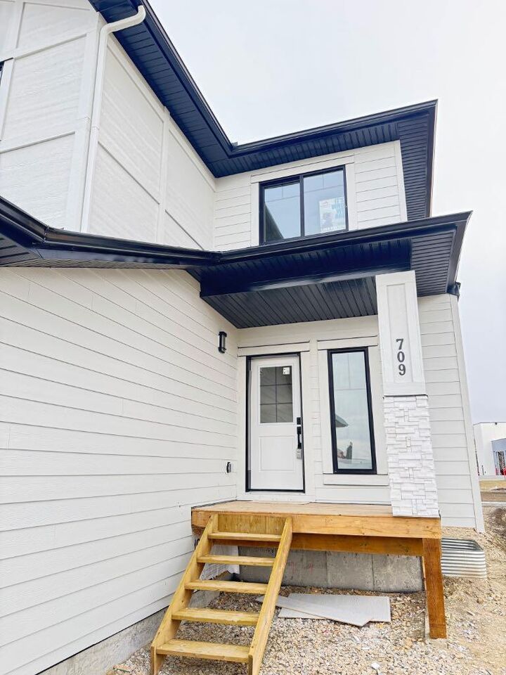 Property Photo:  709 Mandalay Avenue  AB T0M 0N0 