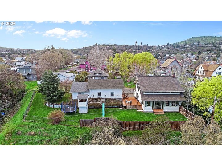 Property Photo: 916 Kelly Ave OR 97058