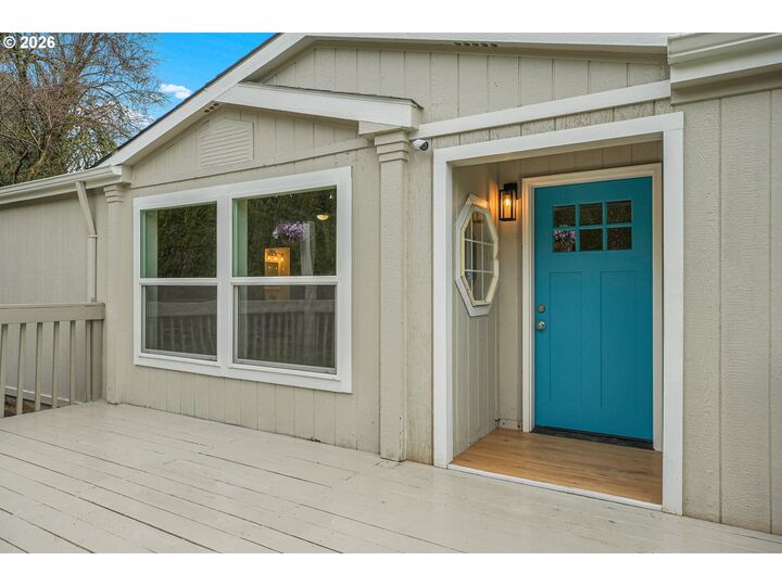 Property Photo:  625 SW 9th St #2  OR 97115 