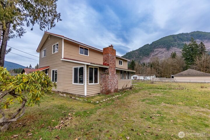 Property Photo: 810 Montague Ave Avenue WA 98241