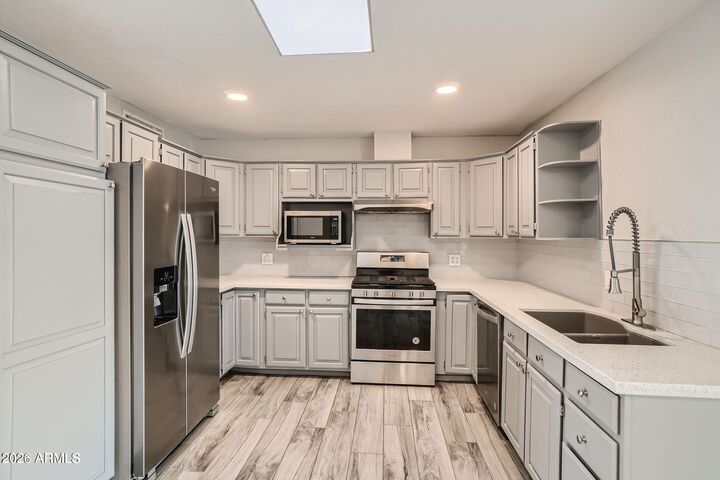 Property Photo: 2007 W Dahlia Drive AZ 85029