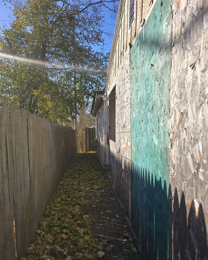 Property Photo:  923 Oakland Road NE  IA 52402 