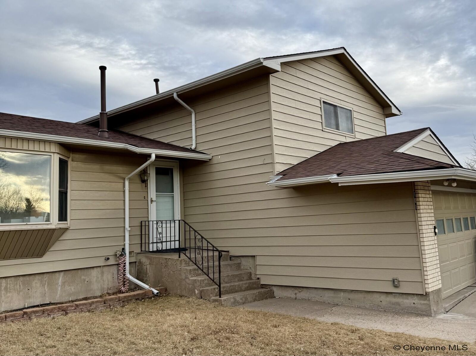 Property Photo:  101 Applewood Ct  WY 82009 