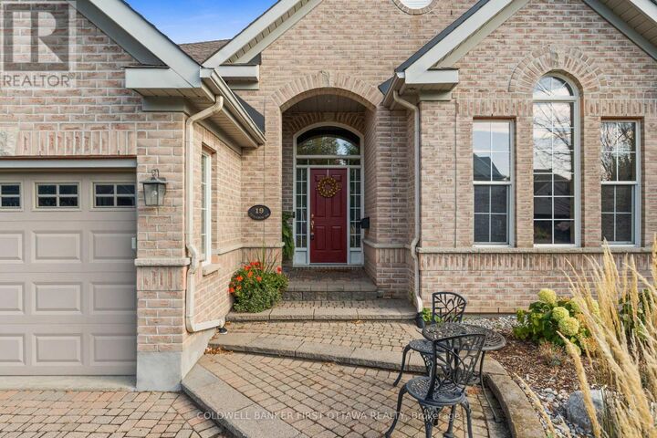 Photo de la propriété:  19 Fencerow Way  ON K2J 4X8 