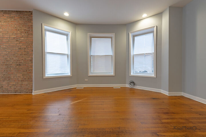 Property Photo:  7750 S Saginaw Avenue 1  IL 60649 