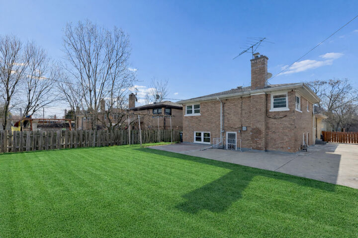 Property Photo:  3836 W Estes Avenue  IL 60712 