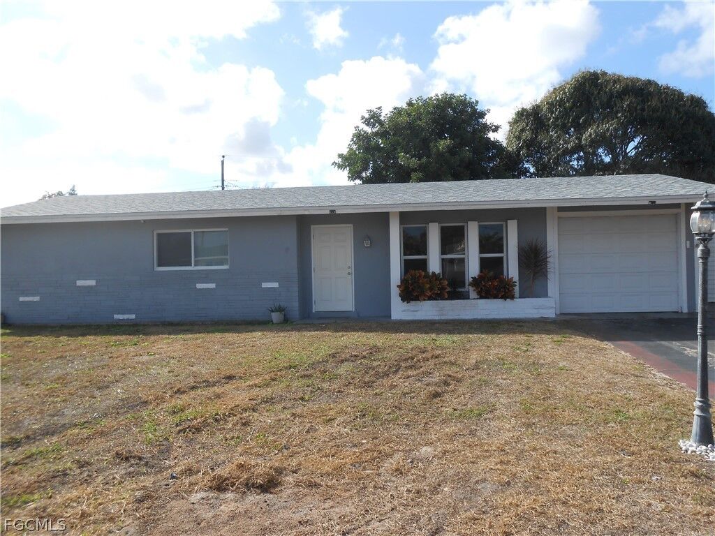 Property Photo:  1516 Lindale Circle  FL 33936 