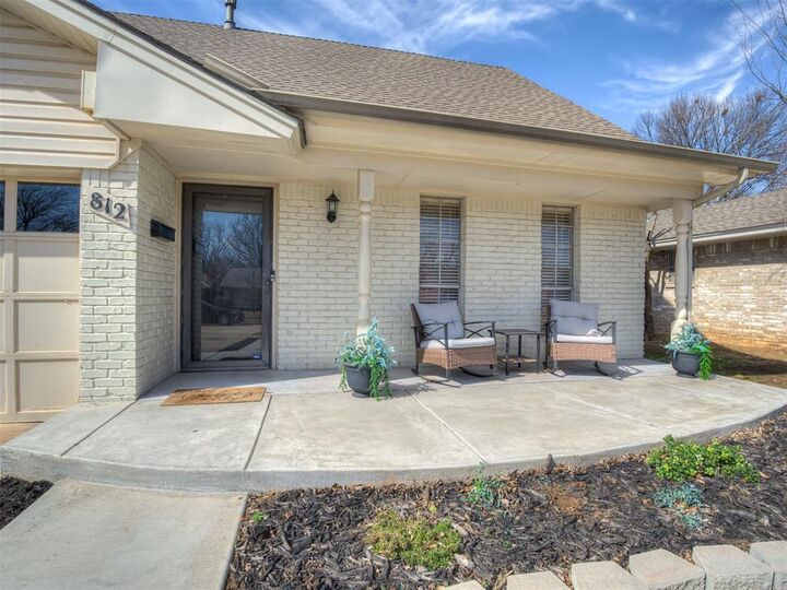 Property Photo:  812 E Annie Court  OK 73069 