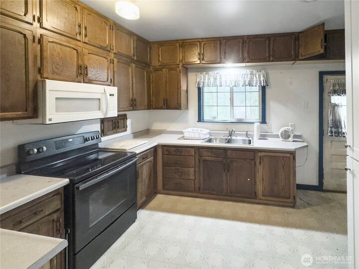 Property Photo: 402 5th Street WA 98256