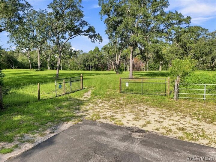 Property Photo: 2720 E Fawn Court FL 34452