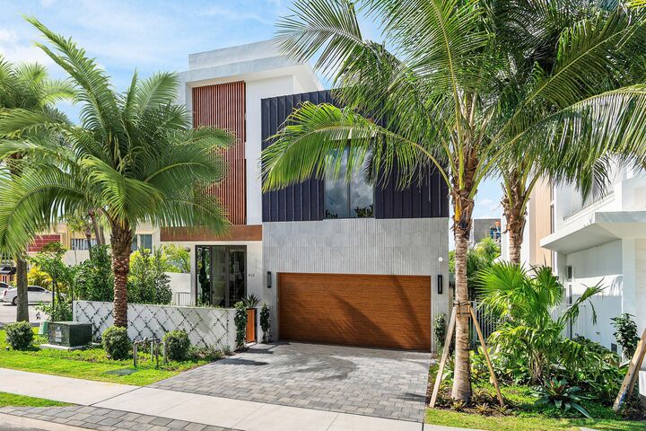Property Photo:  810 Palm Trail  FL 33483 