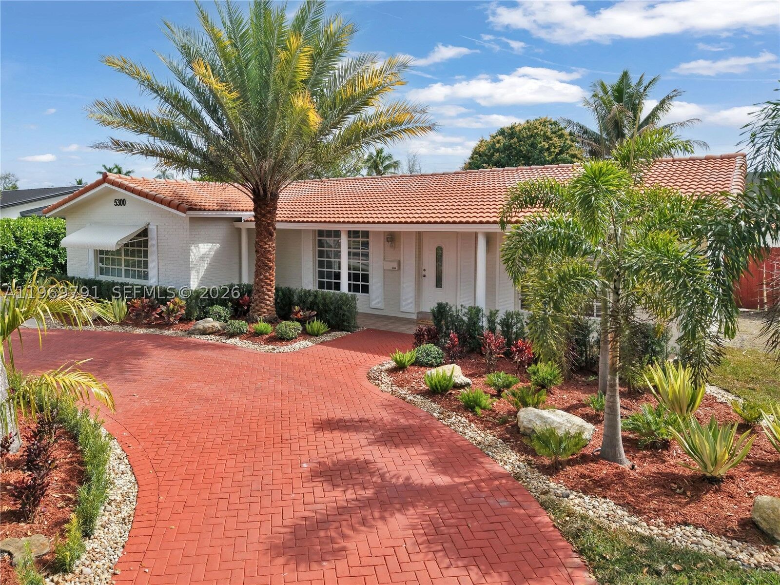 Property Photo: 5300 Grant St FL 33021