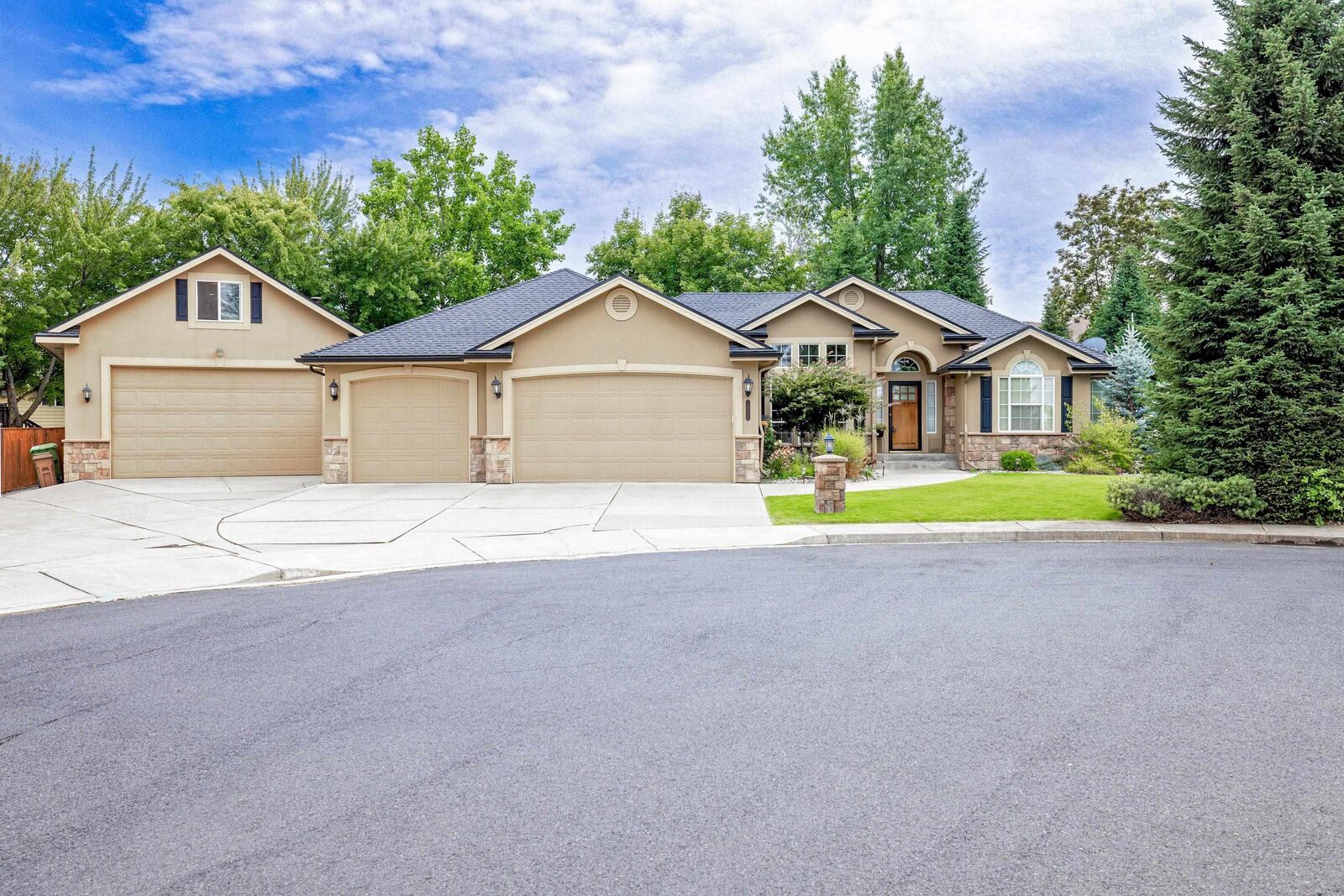 Property Photo:  10706 N Acoma Ct  WA 99208 