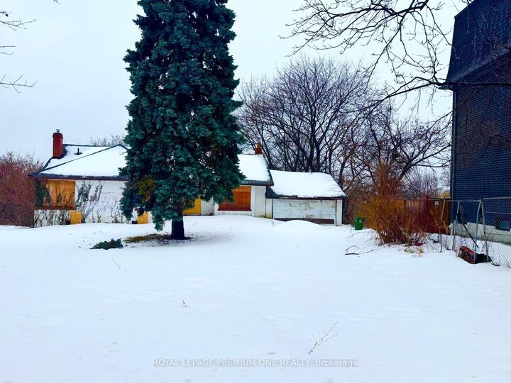 Property Photo: 2986 Weston Road ON M6R 2K1