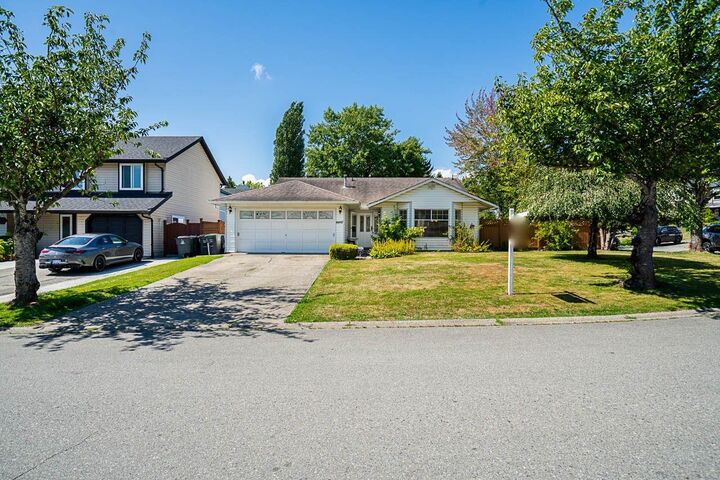 Photo de la propriété:  6697 141A Street  BC V3W 9N8 