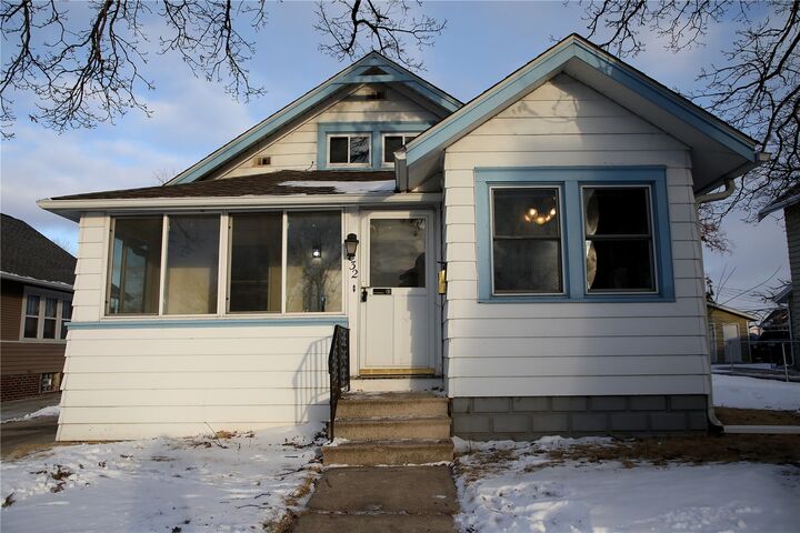 Property Photo:  832 Daniels Street NE  IA 52402 