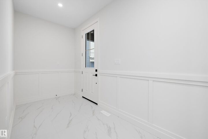 Property Photo:  718 Elderberry Close NW  AB T6M 3J6 