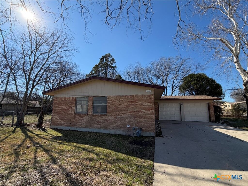 Property Photo:  1102 S Ann Boulevard  TX 76548 