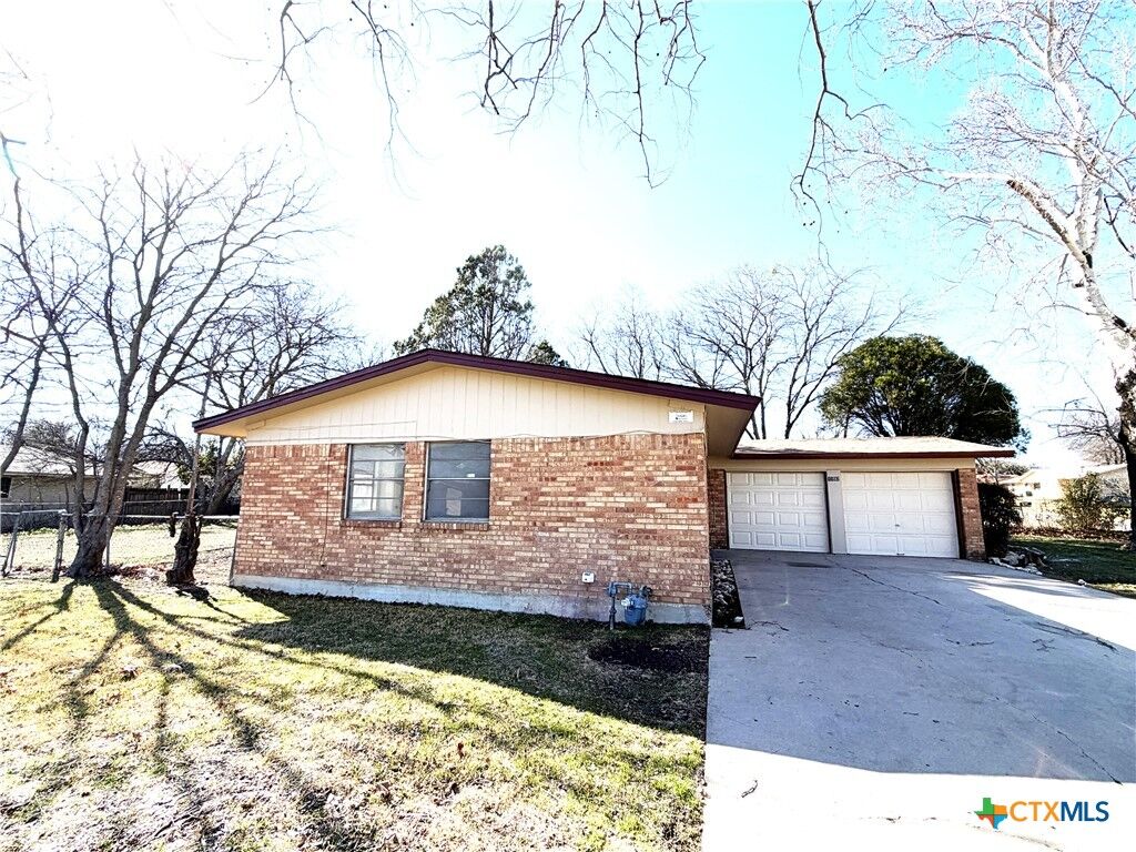 Property Photo: 1102 S Ann Boulevard TX 76548