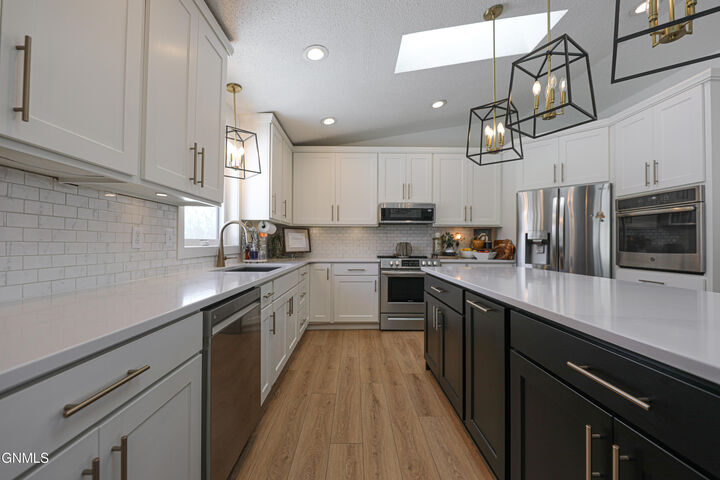 Property Photo:  919 Bristol Drive W  ND 58501 