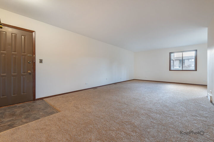 Property Photo:  1840 W Highland Avenue E-105  IL 60123 