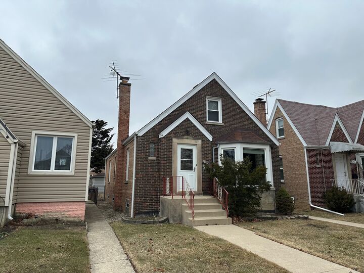 Property Photo: 3250 N Olcott Avenue IL 60634