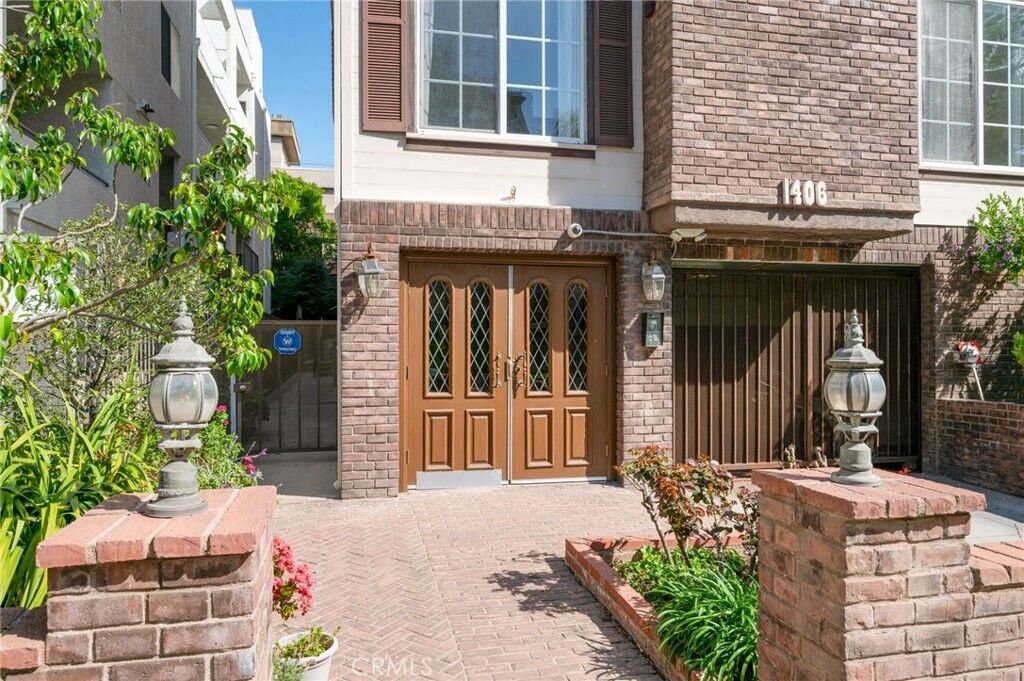 Property Photo: 1406 Camden Avenue 202 CA 90025