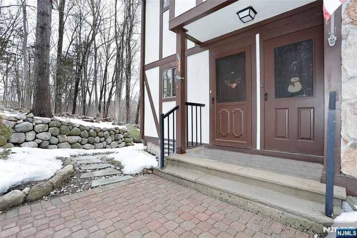 Property Photo:  302 Mark Twain Way 302  NJ 07430 