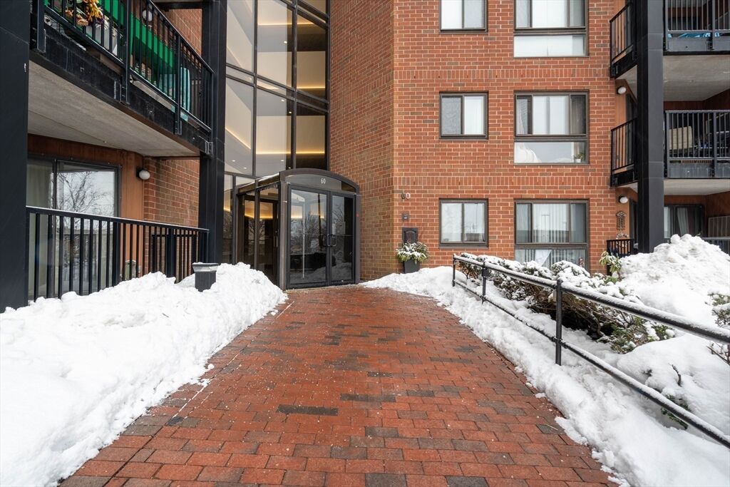 Property Photo:  60 Rantoul Street 114N  MA 01915 