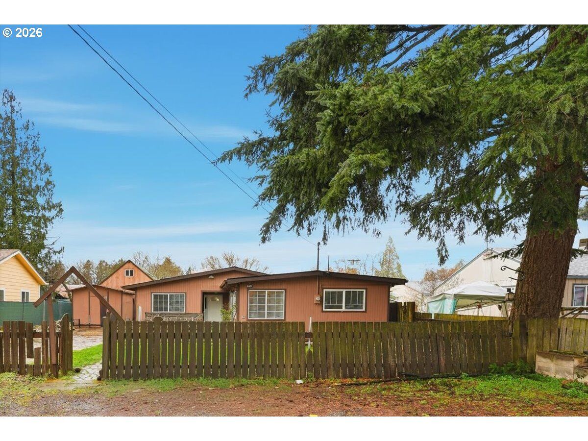 Property Photo:  6401 SE Hazel St  OR 97206 
