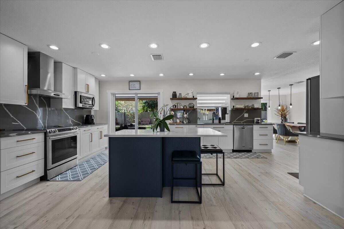 Property Photo:  1591 Wyndcliff Drive  FL 33414 