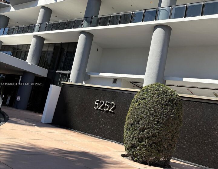 Property Photo:  5252 NW 85th Ave 602  FL 33166 