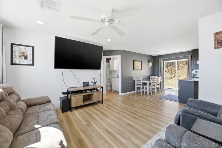 Property Photo:  406 Oak Hill Circle  OK 74041 